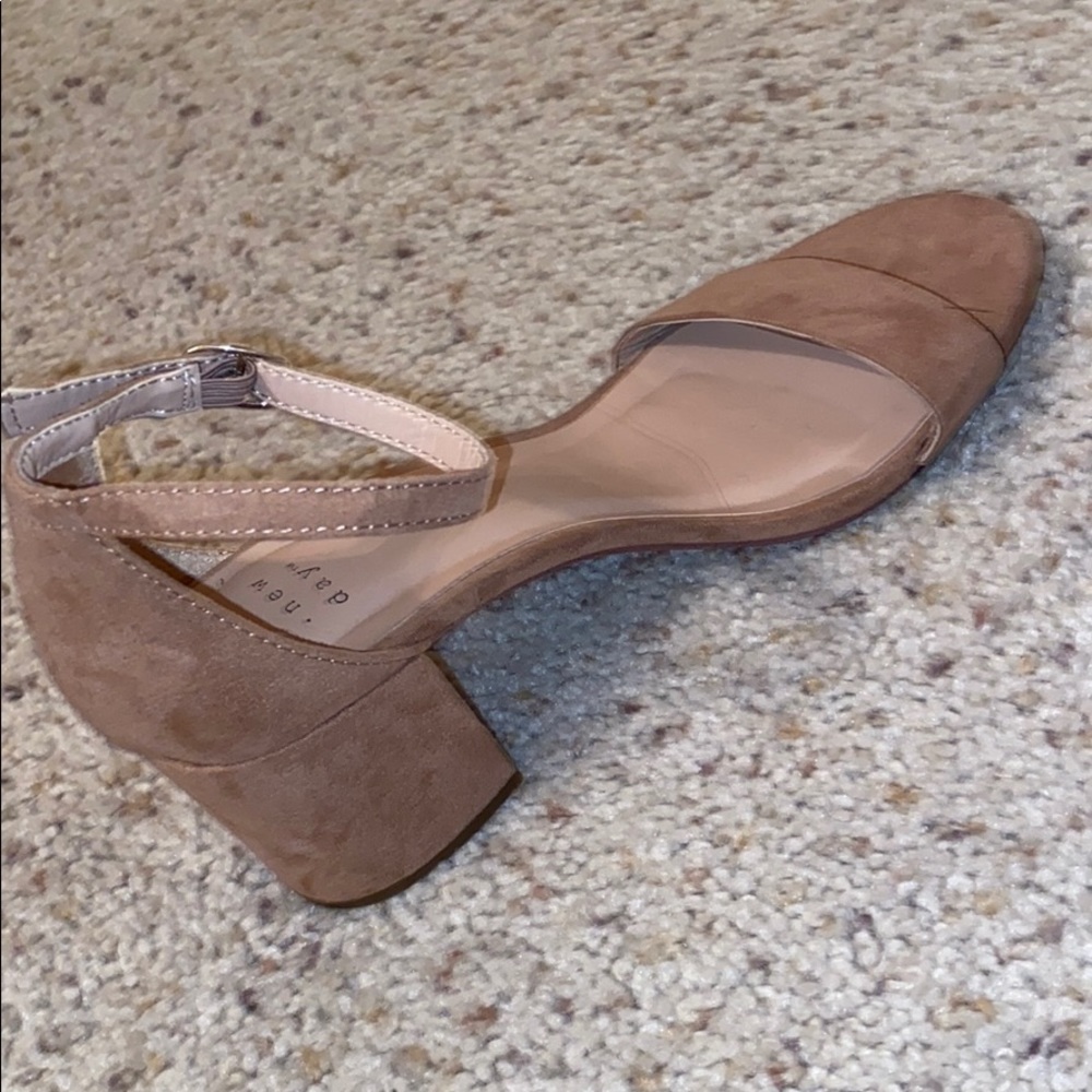 👠 - Picture 2 of 2
